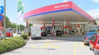 V sredo okoli 21. ure je bil Petrolov bencinski servis v Rožni Dolini 
tarča vlomilcev, ki pa so svoje delo opravili  neopazno.