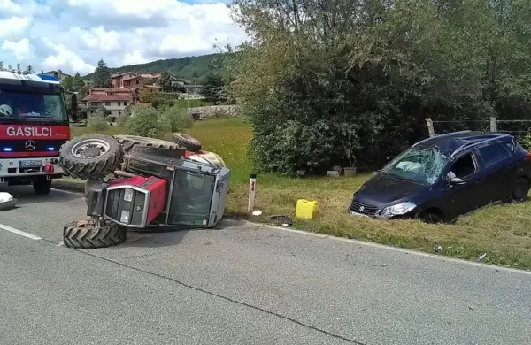 Traktor na bok, avto v jarek