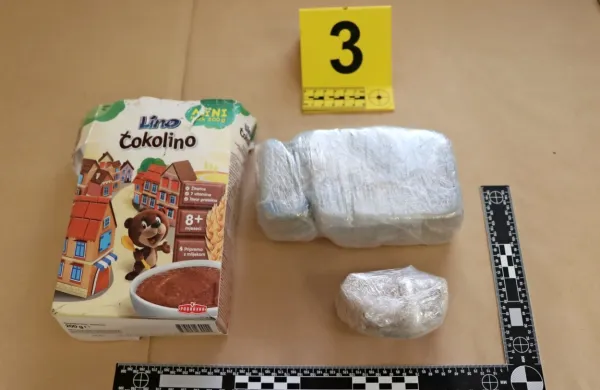 Približno štiri kilograme prepovedanih drog (heroina, kokaina, 
hašiša in marihuane) so zasegli tudi med torkovimi hišnimi 
preiskavami.