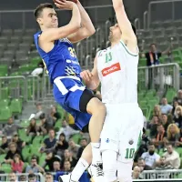 Dvoboj Žan Marka Šiška (levo) in Domna Lorbka  v Stožicah