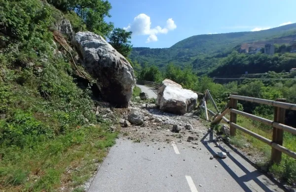 Na priljubljeno kolesarsko pot je zgrmelo za približno 17 ton 
skal.  