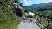 Na priljubljeno kolesarsko pot je zgrmelo za približno 17 ton 
skal.  