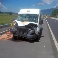 Voznik kombija je pri trku utrpel lažje poškodbe.