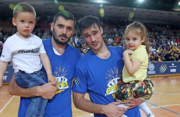 Marko Jagodić Kuridža (levo) in Marjan Čakarun, prva igralca 
šampionov iz Kopra, z naraščajem