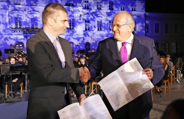 Župana Klemen Miklavič in Rodolfo Ziberna sta uradno sodelovanje zapečatila pred meščani obeh Goric. 