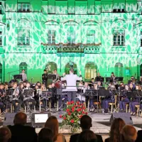 Nastop združenih pihalnih orkestrov z barvito kuliso na novogoriškem kolodvoru.   