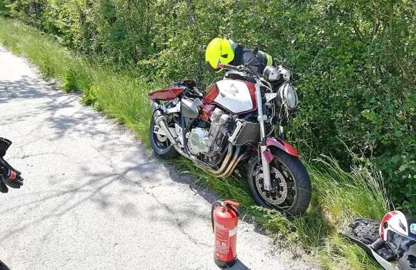 Poškodovanega italijanskega  motorista so oskrbeli,  nato pa so ga 
sežanski reševalci odpeljali v izolsko bolnišnico.