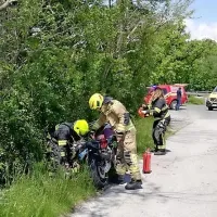 Poškodovanega italijanskega  motorista so oskrbeli,  nato pa so ga 
sežanski reševalci odpeljali v izolsko bolnišnico.