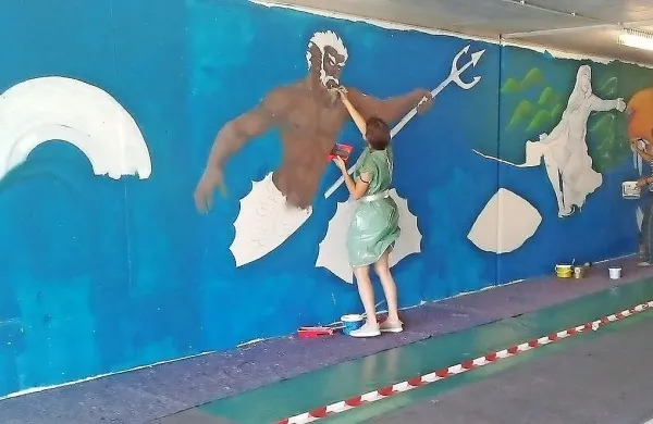  Lani so mladi poslikali semedelski podhod z motivi Neptuna in 
Atene, ki so jih navezali na ostale simbole Kopra: Meduzo, Levja 
vrata in druge. 
