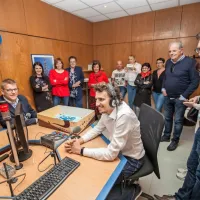 Radiu Koper so že v petek dopoldne čestitali za rojstni dan tudi 
predstavniki Primorskih novic z odgovornim urednikom Antišo 
Korljanom (levo); desno odgovorni urednik radia Koper Andrej 
Šavko, v sredini voditelj Blaž Maljevac.