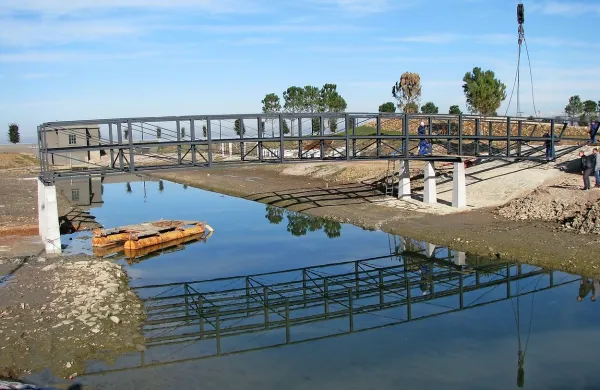 Kanal Grande med gradnjo mostu, ki povezuje park z igrišči za 
odbojko na mivki.