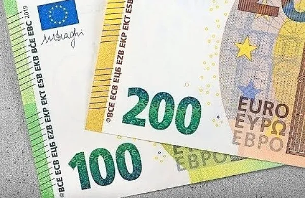 V torek v obtok prihajata prenovljena bankovca za 100 in 200 
evrov.