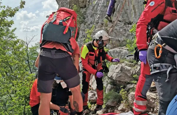 V soboto popoldne so  gorski reševalci in ekipa helikopterske   nujne 
medicinske pomoči  z Brnika v steni Gradiške ture oskrbeli 
poškodovano plezalko, nato pa so jo s helikopterjem odpeljali v 
klinični center. 