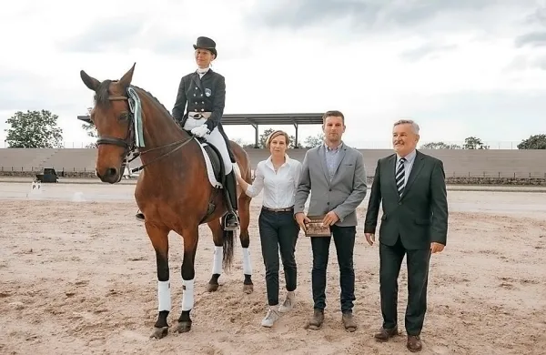 Ruska tekmovalka Jelena Sidneva s konjem Fuhurjem je konec 
tedna spet zmagala na mednarodnem tekmovanju v dresurnem 
jahanju v Kobilarni Lipica, ki je štelo tudi kot kvalifikacijska tekma 
za olimpijske igre v Tokiu 2020. 