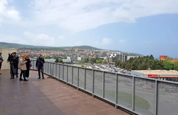 V šestem nadstropju se razprostira 14 večjih stanovanj s terasami.