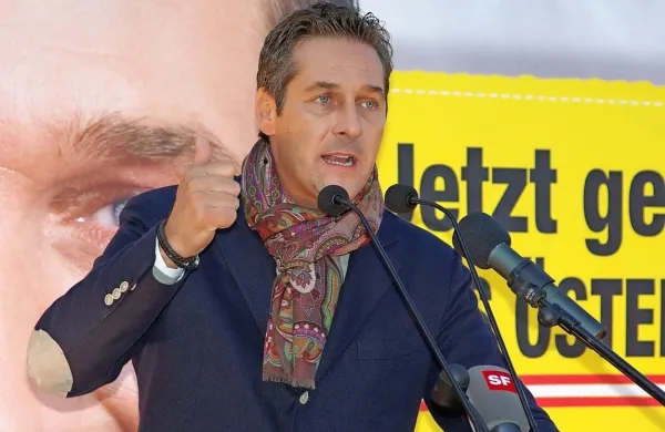 Domnevno rusko bogatašinjo, ki se je z nekdanjim avstrijskim 
podkanclerjem Heinz-Christianom Strachejem dogovarjala o korupciji, je po poročanju avstrijskega časnika Kronen Zeitung igrala 
študentka agronomije iz BiH. 