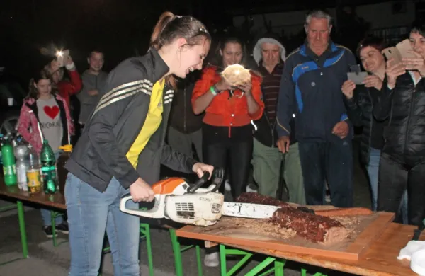 Da obvlada delo z motorno žago, je Ines dokazala tudi pri žaganju 
torte.