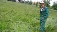 Prostorejec goveda Franc Čemažar na kraju, kjer sta volkova 
pokončala tele.