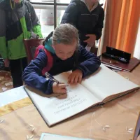 200-letno knjigo je ohranilo spo&scaron;tovanje do jame