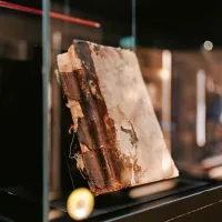 200-letno knjigo je ohranilo spo&scaron;tovanje do jame