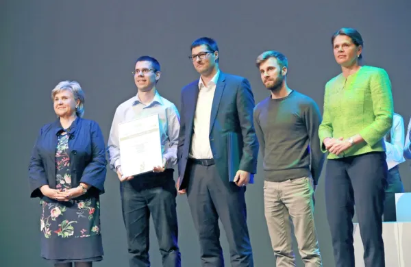 Poleg inovatorjev družbe Mahle (na sliki v sredini) so zlato 
priznanje in uvrstitev na nacionalno tekmovanje prejeli še v 
družbah Hidria Diesel Tec in Kolektor KFH. 