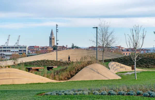 Park ob semedelski promenadi ponuja tudi zeleni amfiteater, 
idealen za kulturna dogajanja. 