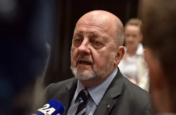 Predsednik SNS Zmago Jelinčič se predsedniku vlade Marjanu 
Šarcu ponuja kot kandidat za evropskega komisarja.