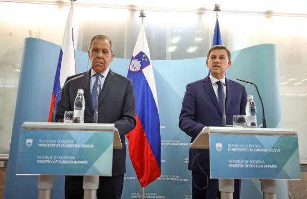 Zunanja ministra Slovenije in Rusije Miro Cerar in Sergej Lavrov sta  
na srečanju v Ljubljani potrdila dobre politične odnose med 
državama ter sodelovanje na gospodarskem, znanstvenem in 
kulturnem področju. 