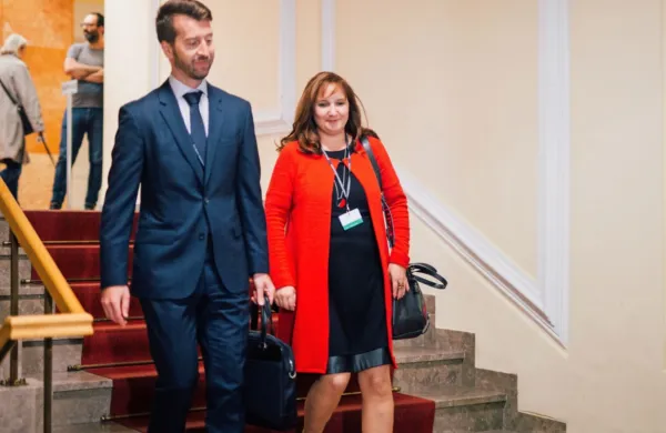 Simona Drenik je na zaslišanje prišla z odvetnikom.