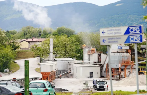 Asfaltna baza ne sodi v naselje, so prepričani Vrtojbenci. Da bi 
dosegli selitev, zdaj ustanavljajo civilno iniciativo. 