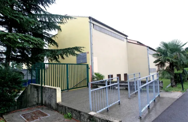 Po stopnicah osnovne šole Dušana Bordona je pred skoraj šestimi 
leti zbežal Koprčan, dočakal obtožbo za rop in zdaj oprostitev.