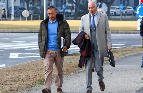 Bojan Frančeškin (levo) in njegov odvetnik Borut Kariž bosta 
danes popoldne izvedela, kako prepričljiva sta bila na sodišču.  