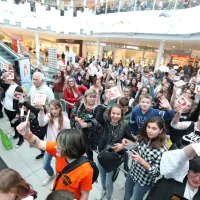 Tish v Vile&scaron;u pričakalo 200 mladih oboževalcev