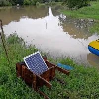 Opremo, med drugim sončne celice, ki napajajo električnega 
pastirja, so reševali s čolnom. 