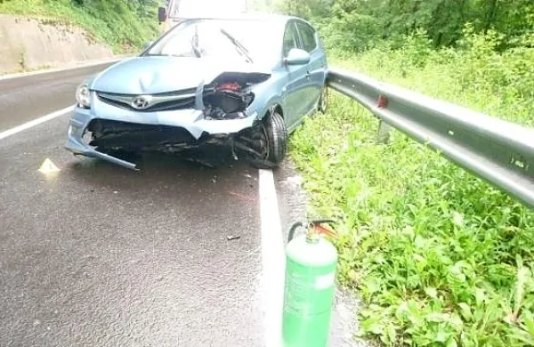 Med  vožnjo  iz Doblarja proti Tolminu je zaradi prehitre vožnje 
voznica trčila v brežino.