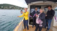 Ministrica za kmetijstvo Aleksandra Pivec (levo) in glavna inšpektorica za ribištvo Saša Dragar Milanovič sta novemu inšpekcijskemu plovilu zaželeli srečno pot.