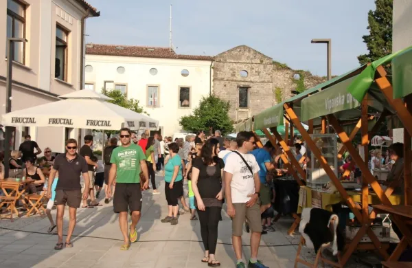 Vipavski Križ bo to soboto nudil gostoljubje tudi festivalu češenj, 
tradicionalni  festival vina zelen (na fotografiji) bo pa prihodnji  
teden.