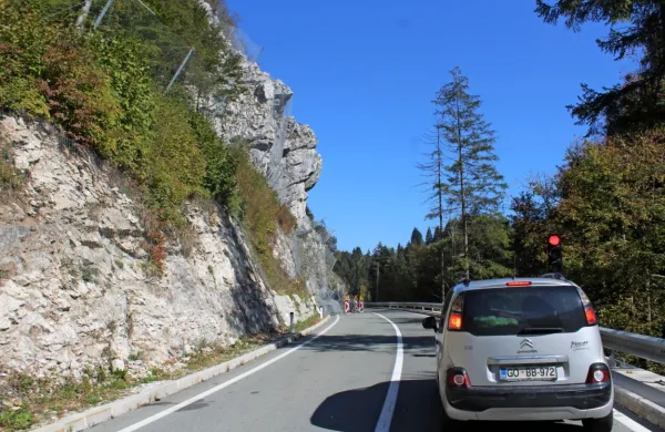 Geološka sestava kamenine onemogoča  miniranje previsne skale 
nad cesto v Idrijo v soteski Zala.