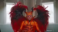 V zelo pisano in eklektično pojavo Eltona Johna se je prelevil dokaj 
neznani igralec Taron Egerton.
