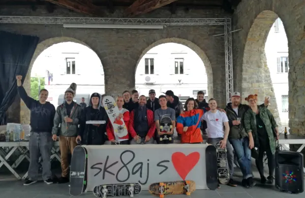 V koprski Taverni se je končala dobrodelna skejterska akcija za 
družine v stiski, poimenovana Sk8aj s srcem. 