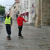 Dejan Gostimirovič (levo) je ob prihodu v Koper držal štafeto, ki so 
si jo skejterji podajali po Sloveniji. 