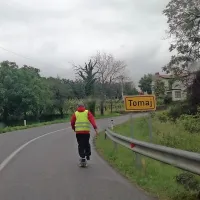 Skejterji so med potjo pomahali tudi Tomaju. 