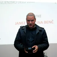 Kitarist Jani Moder je prevzel zlato piščal za Janeza Bončino 
Benča, ki se te dni mudi v tujini.