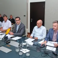 Na tiskovni konferenci so sodelovali (z leve):  Petar Ziraldo, Raf 
Klinar in  župan Aleš Bržan s koprske občine ter  projektant Igor 
Vintar in  Danilo Malnar iz CGP Novo mesto. 