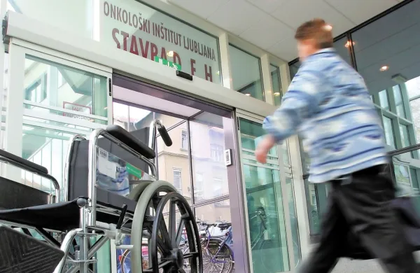 Sredi maja so zaradi pomanjkanja srednjih medicinskih sester na 
Onkološkem inštitutu Ljubljana začasno zaprli del oddelka C1, 
zaradi česar so bolnike prerazporedili po drugih oddelkih.