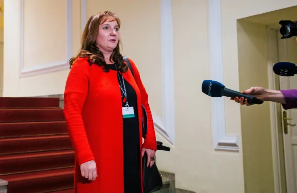 Nekdanja slovenska agentka v arbitraži o meji s Hrvaško Simona 
Drenik je včeraj za Televizijo Slovenija ocenila, da gre pri obuditvi 
prisluškovalne afere, povezane z arbitražo, za politizacijo.