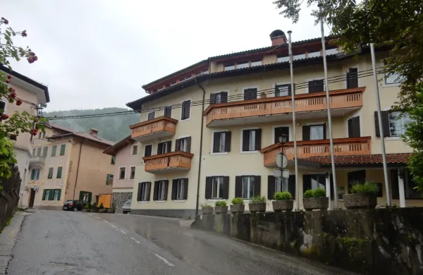Hotel Lucija ostaja, obremenjen s hipoteko, v lasti bratov Urh.  