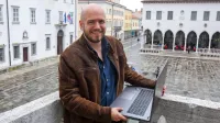 Marko Grgurovič je z računalniško igro Mordhau zadel v polno. V 
mesecu dni, odkar je igra naprodaj, je z desetčlansko ekipo 
sodelavcev zaslužil 20 milijonov evrov.