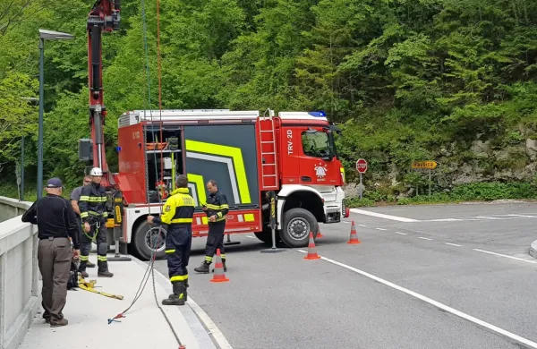 Gasilci so včeraj na most pripeljali dvigalo iz s pomočjo jeklenice skušali očistiti sturgo Koritnice 
pod njim. 

