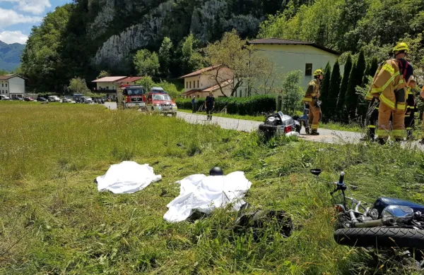 Danes se je nekaj minut pred poldnevom zgodila huda prometna 
nesreča blizu vasi Trnovo ob Soči, v kateri sta umrla dva motorista, 
stara 66 in 45 let.
